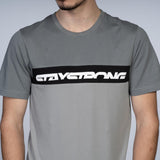 Stay Strong T -shirt tagliata - nero/grigio