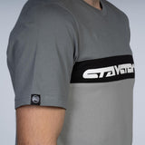 Stay Strong T -shirt tagliata - nero/grigio
